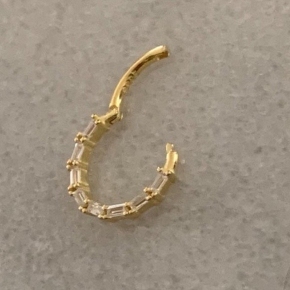 18K Gold Stacked Crystal Conch Daith Cartilage Earring 

Brand New - Picture 3 of 5